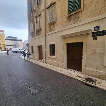 Cozy At Heart Of * Split